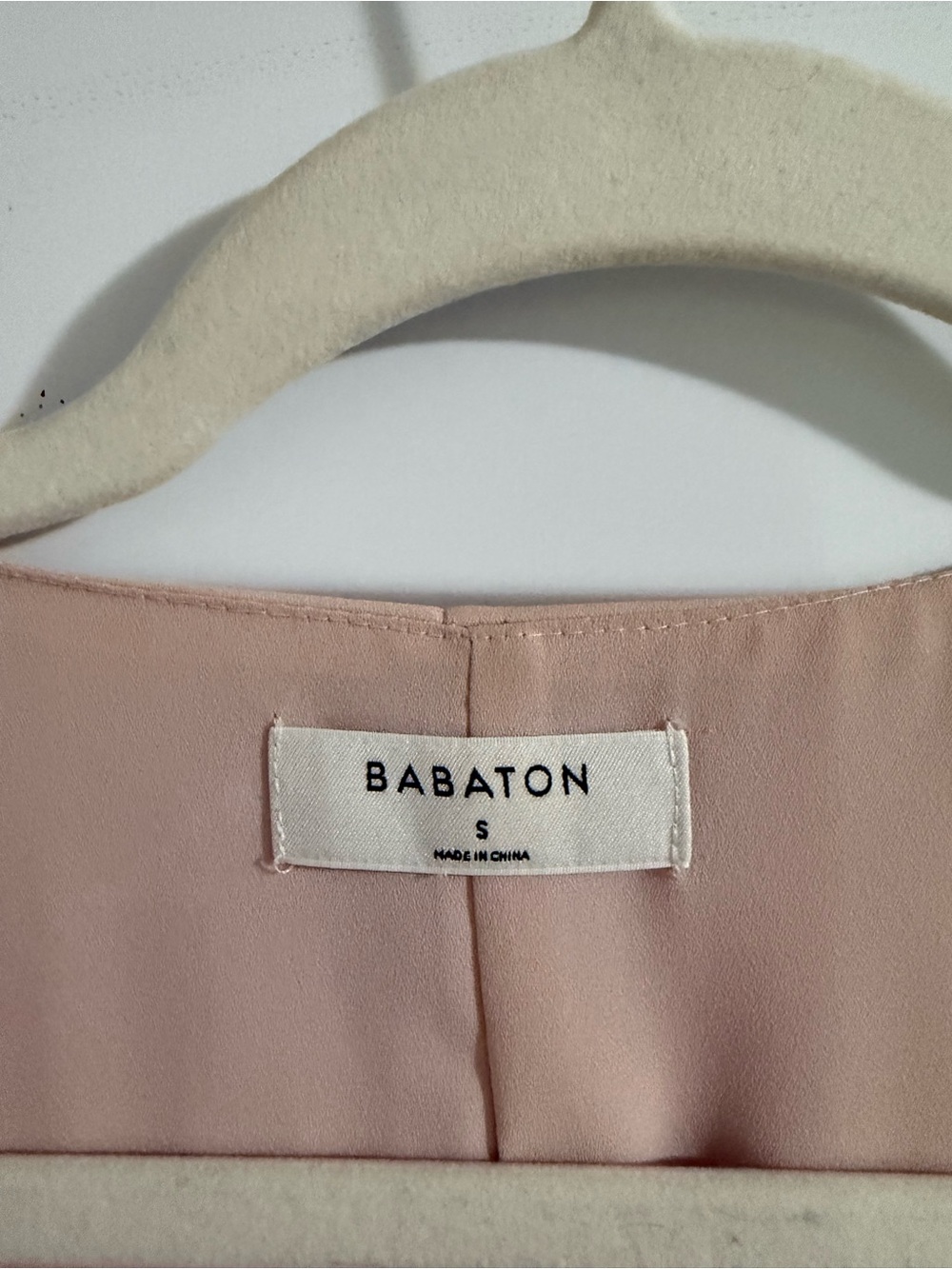 45. Aritzia Babaton Wallace Wrap Dress
Soft Blush Small - Picture 2 of 9